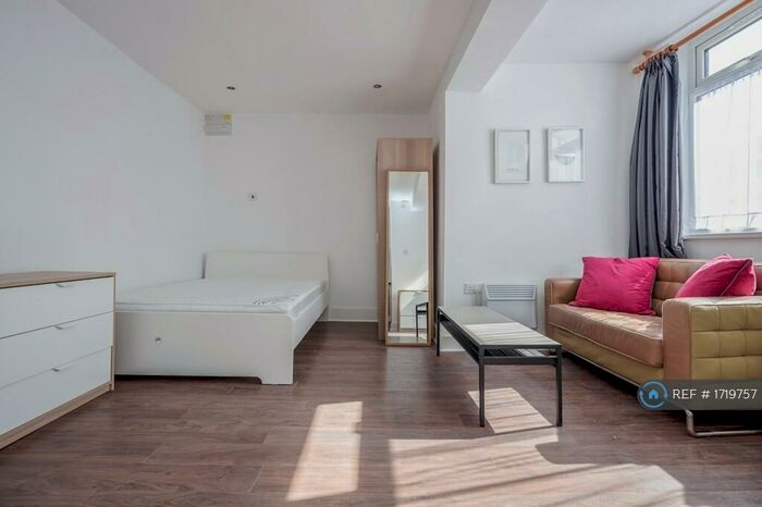 Studio To Rent In High Road Leytonstone, London, E11