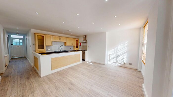3 Bedroom Flat To Rent In Park Crescent, Brighton, BN2
