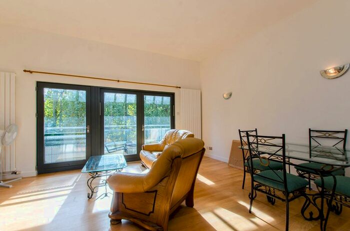 2 Bedroom Flat To Rent In Mile End Road, Whitechapel, London, E1