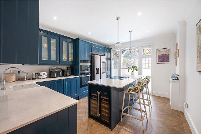 3 Bedroom Flat For Sale In Wandsworth Bridge Road, Fulham, London, SW6