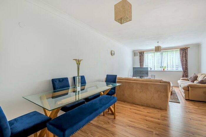 2 Bedroom Flat To Rent In Deals Gateway London, SE13