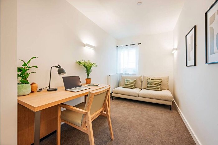 3 Bedroom Flat To Rent In Madeleine Court, North Acton, Acton, W3
