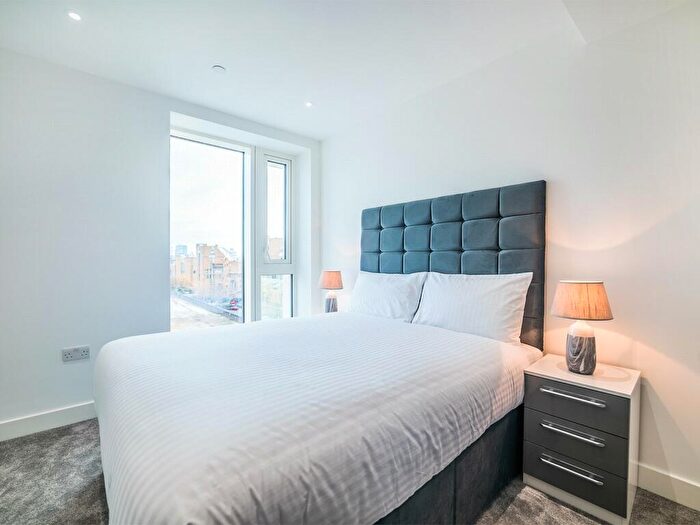 2 Bedroom Apartment To Rent In Vaughan Way, London Dock, E1W