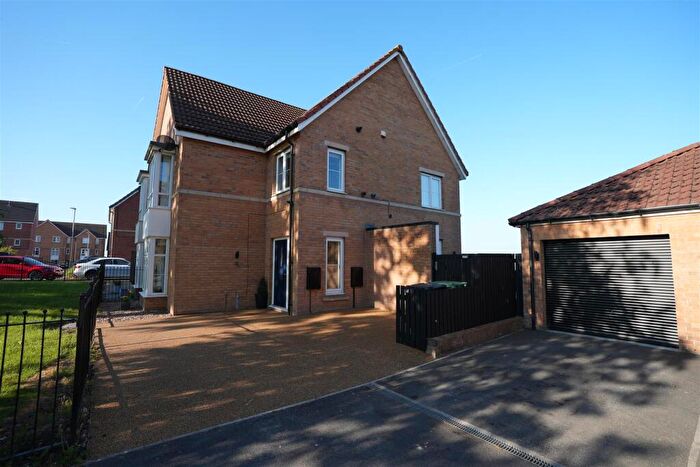 3 Bedroom Semi-Detached House For Sale In Tailor Close, Scholes, Cleckheaton, BD19