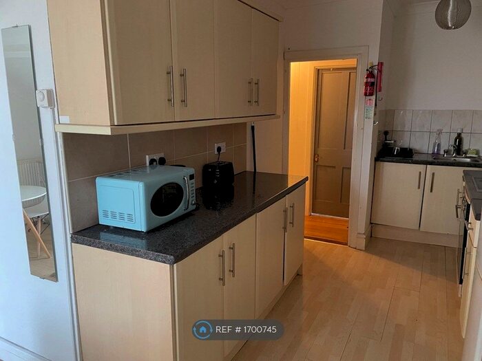 Studio To Rent In Floor, Swansea, SA2