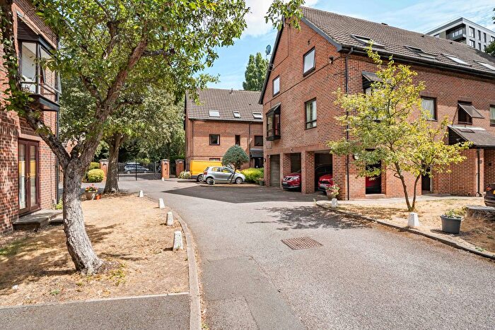 1 Bedroom Flat For Sale In The Oaks, Moormede Crescent, Staines-Upon-Thames, Surrey, TW18