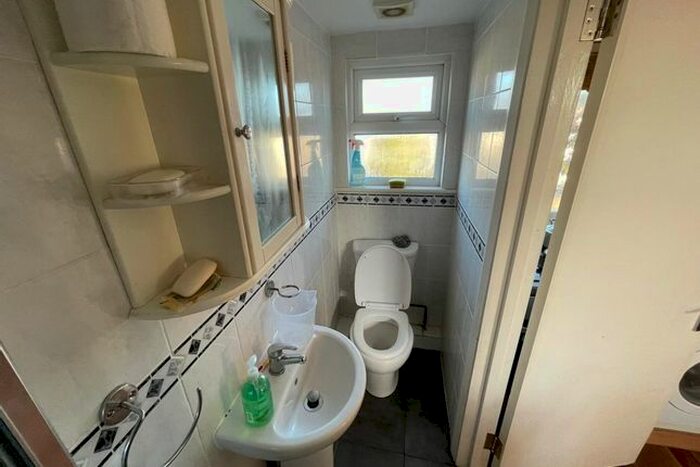 2 Bedroom Flat To Rent In Durants Road, Enfield, EN3