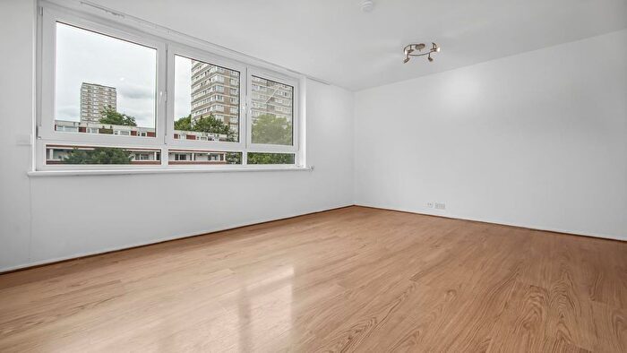 3 Bedroom Flat To Rent In Battersea Bridge Road, London, SW11