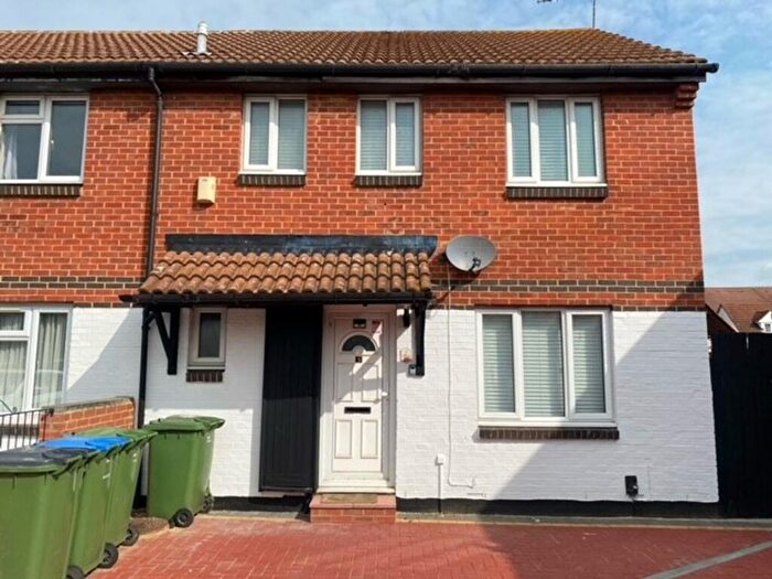 3 Bedroom House To Rent In Ludham Close, London, SE28