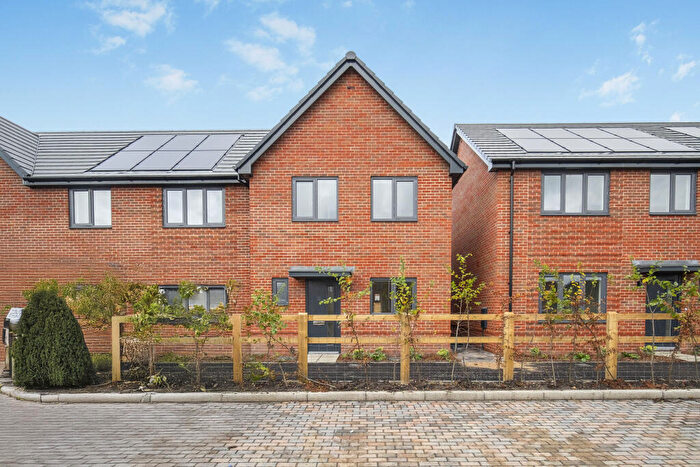 3 Bedroom House To Rent In Goodwood Crescent, Crowthorne, RG45