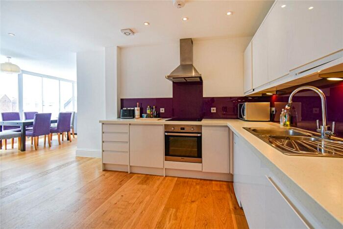 2 Bedroom Apartment For Sale In Bear Lane, Newbury, Berkshire, RG14
