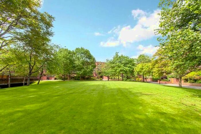 3 Bedroom Flat To Rent In More Close, St Paul's Court, W14