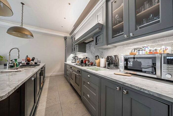 4 Bedroom Property To Rent In Walham Yard, Fulham Broadway, London, SW6