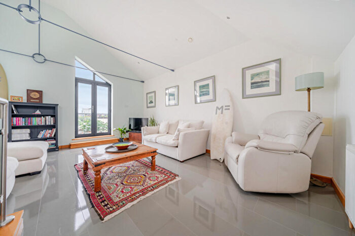 2 Bedroom Flat For Sale In Cumberland Road, Bristol, BS1