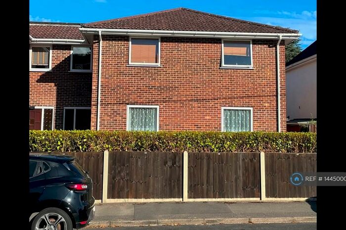 2 Bedroom Flat To Rent In York Road, Broadstone, BH18