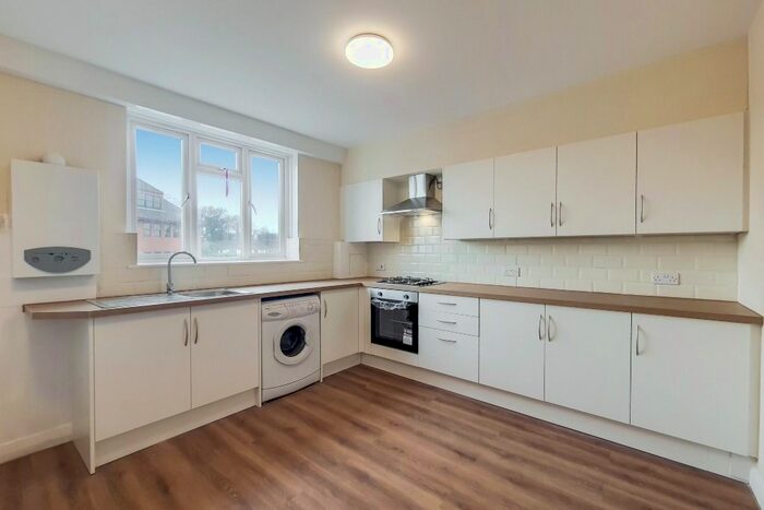 3 Bedroom Flat To Rent In Station Approach, Hayes, Bromley, BR2