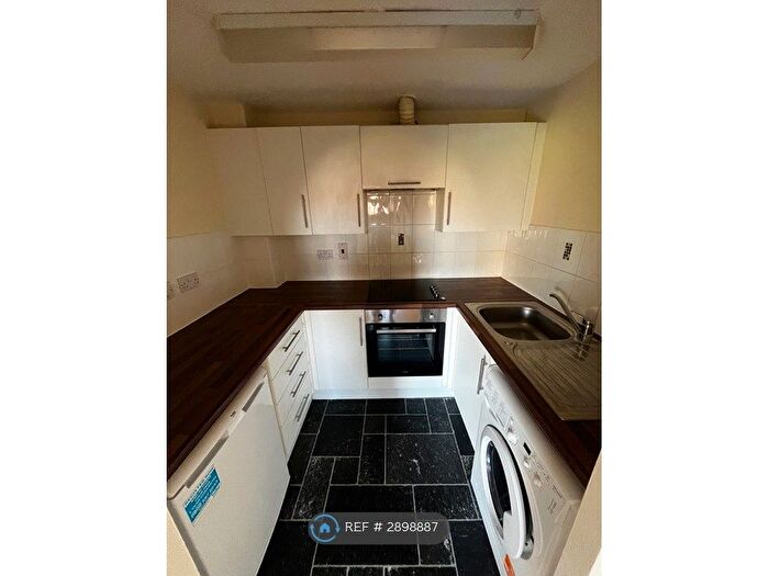 2 Bedroom Flat To Rent In Lock Keepers Court, Hull, HU9