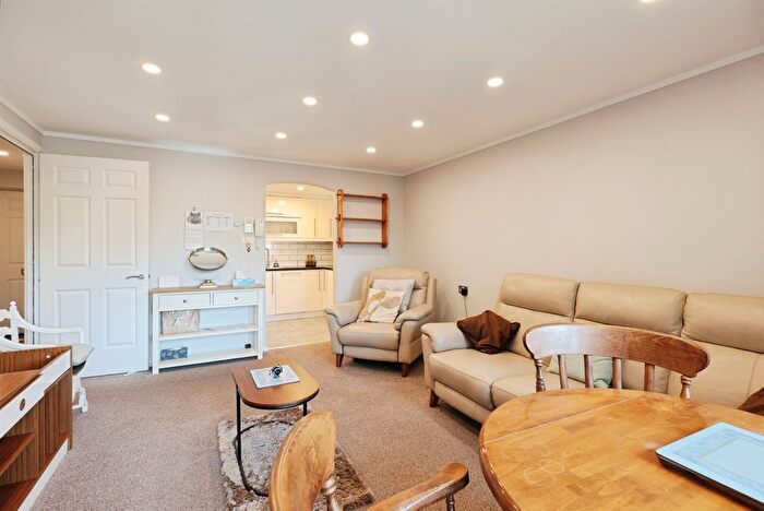 1 Bedroom Flat For Sale In Furzehill Road, Borehamwood, WD6