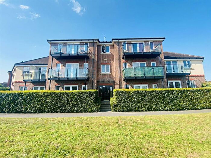 2 Bedroom Flat To Rent In Otter Pl, Park Ave, Bushey, WD23