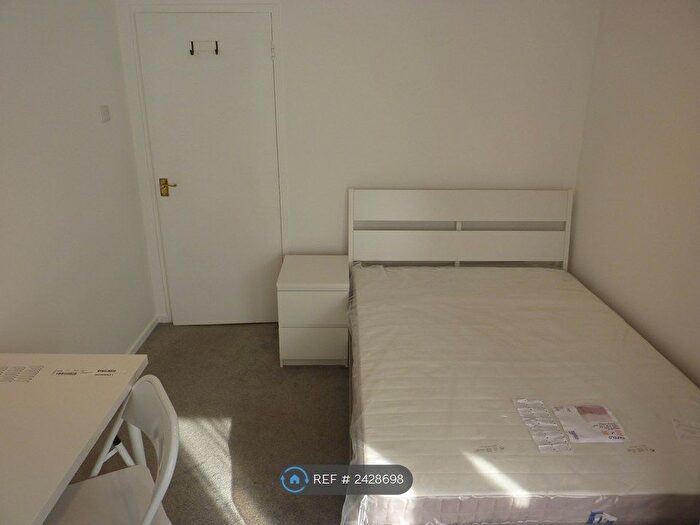 3 Bedroom Flat To Rent In Clark Street, London, E1