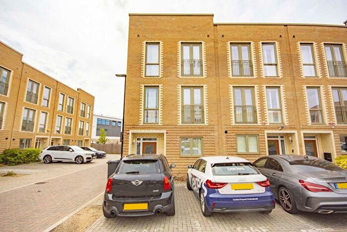 4 Bedroom Property To Rent In Edgecumbe Avenue, London, NW9