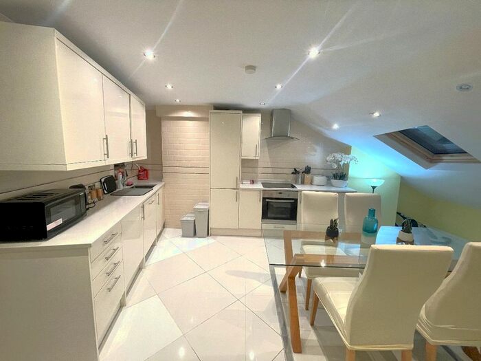 3 Bedroom Flat To Rent In Townmead Road, London, SW6