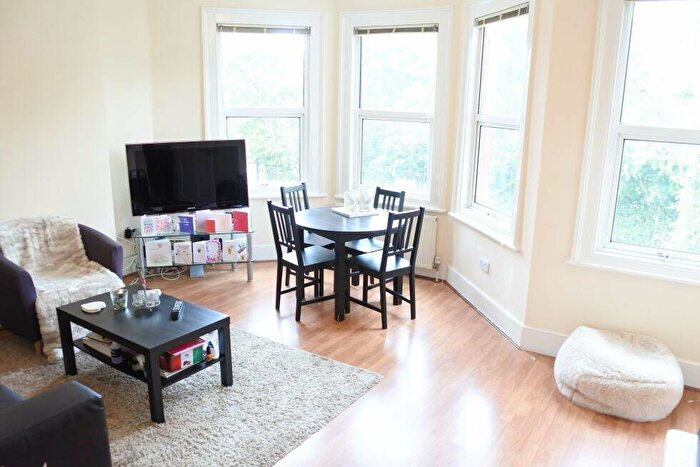 2 Bedroom Flat To Rent In Frobisher Road, Harringay, N8