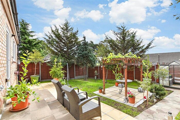 4 Bedroom Semi-Detached House For Sale In Lynsted Close, Bexleyheath, Kent, DA6