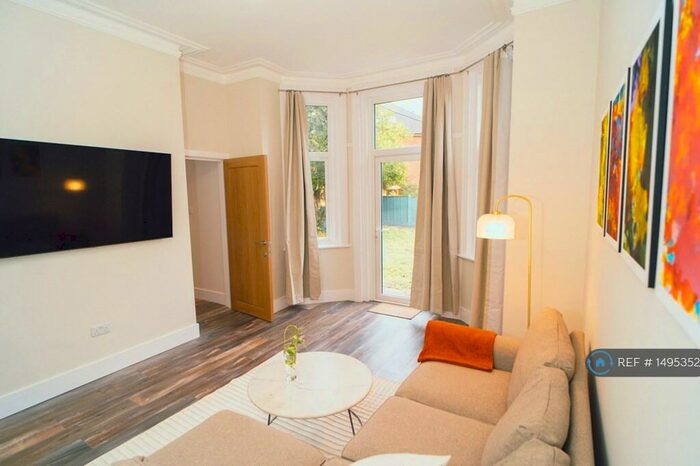 2 Bedroom Flat To Rent In Richmond Park Road, Bournemouth, BH8
