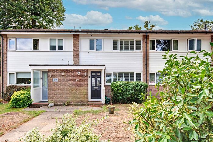 3 Bedroom Property For Sale In Grasmere Way, Byfleet, KT14