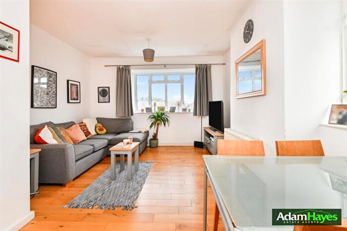 2 Bedroom Apartment For Sale In The Grange, East Finchley, N2