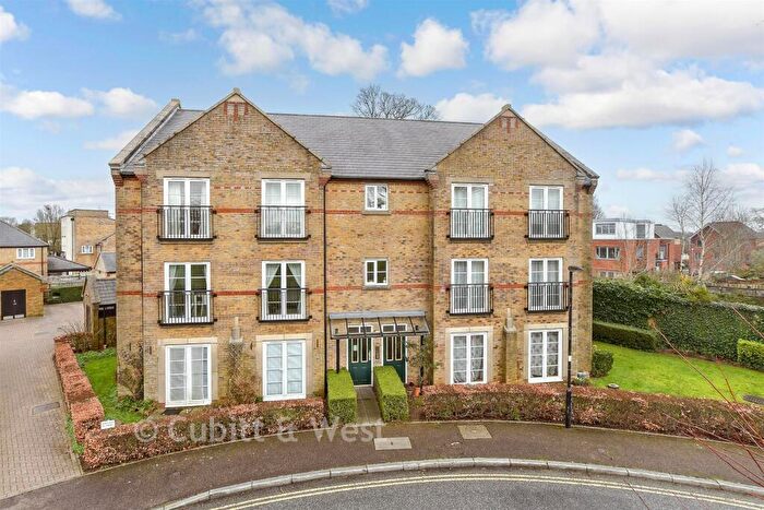1 Bedroom Flat For Sale In Coldstream Road, Caterham, Surrey, CR3