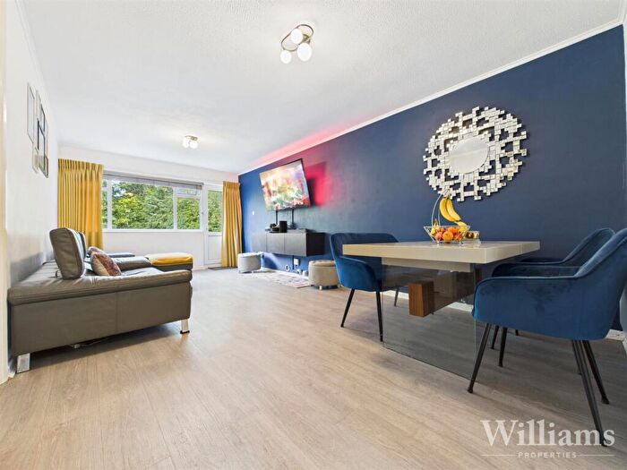 2 Bedroom Maisonette For Sale In Tring Road, Aylesbury, HP20