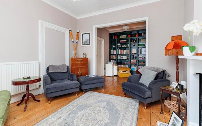 4 Bedroom Detached House For Sale In Large Detached Home With Parking - Mill Hill Rd, Cowes, PO31