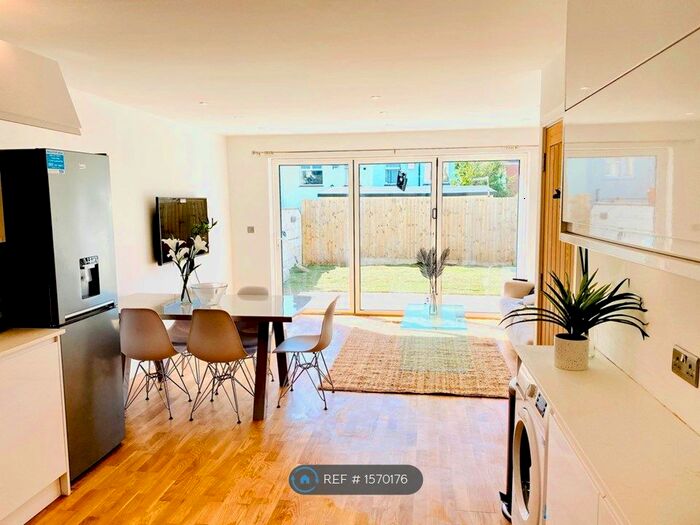 4 Bedroom Detached House To Rent In Bevendean Road, Brighton, BN2