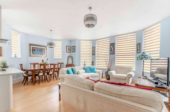 2 Bedroom Flat To Rent In Nevern Square, Earls Court, London, SW5