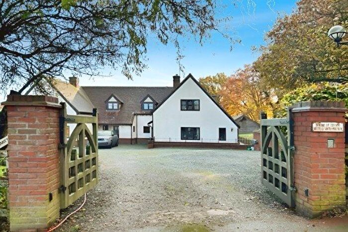 2 Bedroom Flat To Rent In Hazeley Heath, Hook, RG27