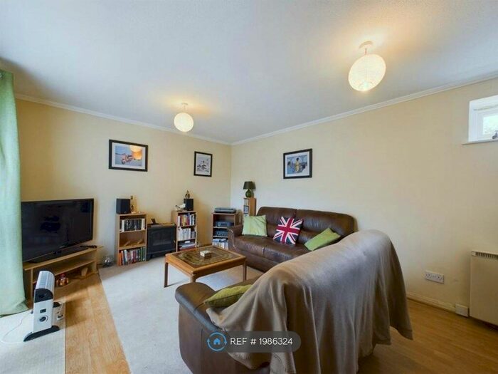 2 Bedroom Flat To Rent In Frizley Gardens, Bradford, BD9