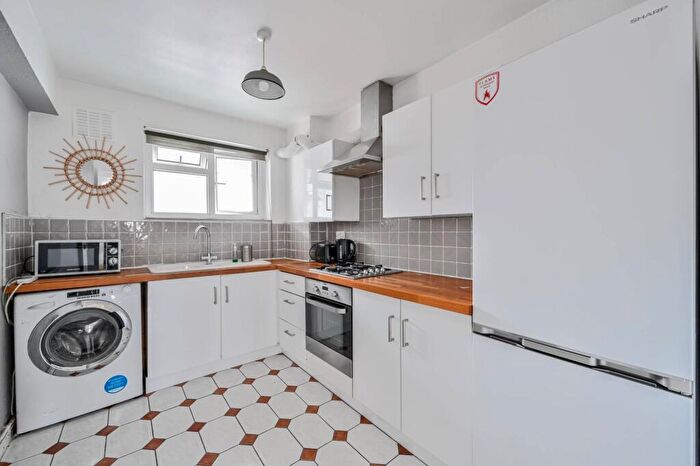 2 Bedroom Flat To Rent In Bacton Street, , Bethnal Green, London, E2
