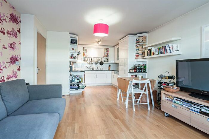 2 Bedroom Apartment To Rent In Defoe Road, London, N16