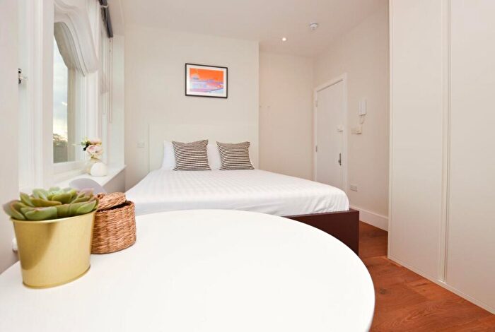 Flat To Rent In Finchley Road, Golders Green, NW11