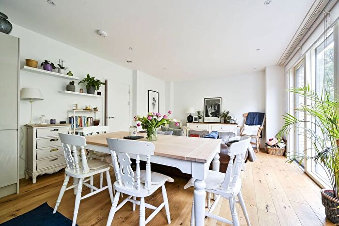 2 Bedroom Flat To Rent In Cambridge Avenue, North Maida Vale, London, NW6