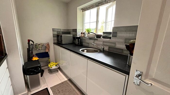 2 Bedroom Apartment To Rent In Stonegate Road, Leeds, LS17