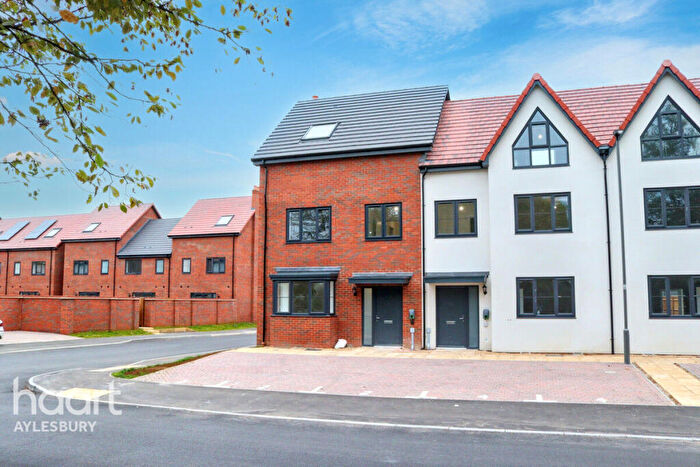 4 Bedroom Terraced House For Sale In Eighth Avenue, Aylesbury, HP19