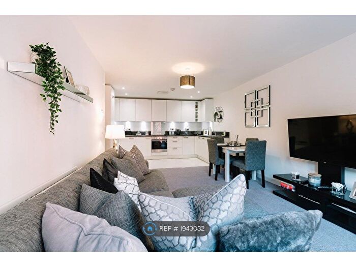 2 Bedroom Flat To Rent In Crowthorne Road, Bracknell, RG12