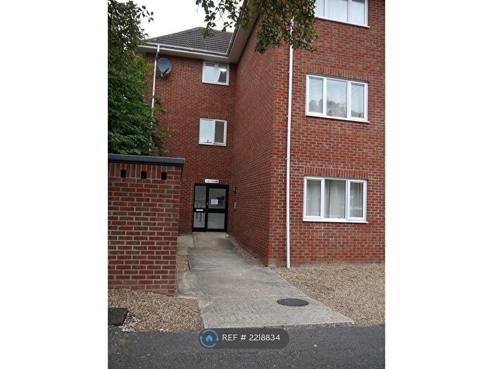 1 Bedroom Flat To Rent In Larn House, Maidenhead, SL6