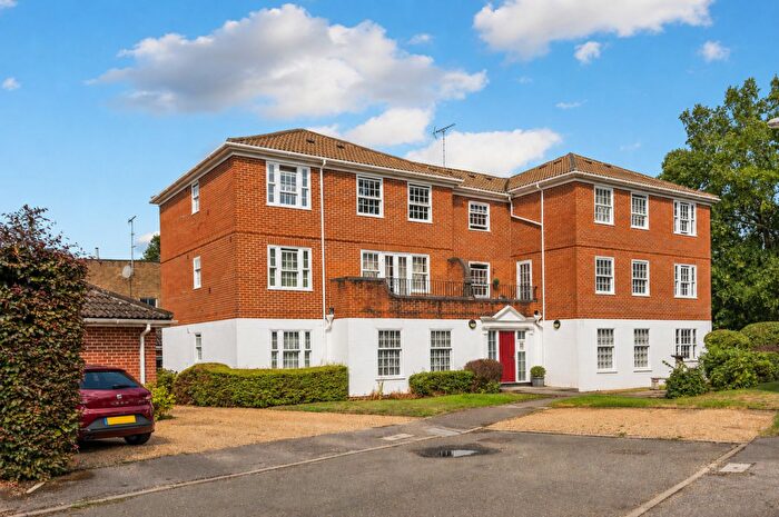 2 Bedroom Apartment To Rent In Stoneleigh Park, Weybridge, KT13