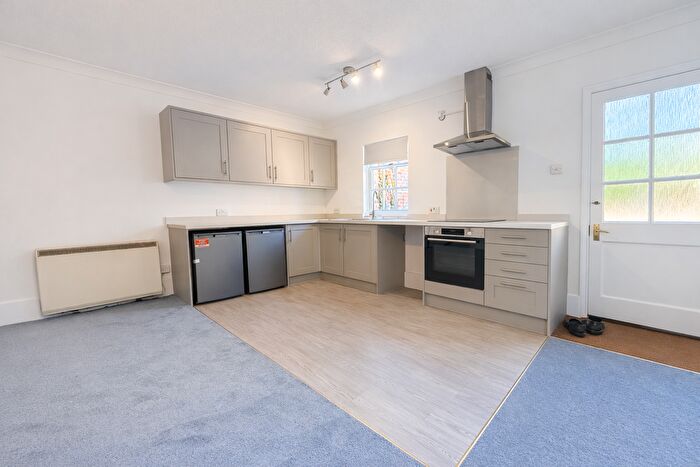 1 Bedroom Flat To Rent In Middle Hill, Englefield Green, Egham, TW20