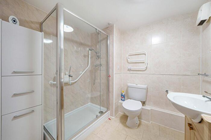 1 Bedroom Flat For Sale In Limpsfield Road, Warlingham, CR6