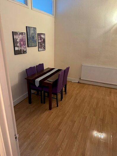 2 Bedroom Flat To Rent In A Kensington Gardens, Ilford, Essex, IG1